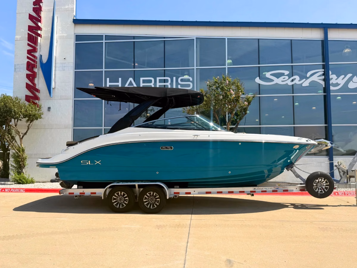 2027 Sea Ray SLX 260 