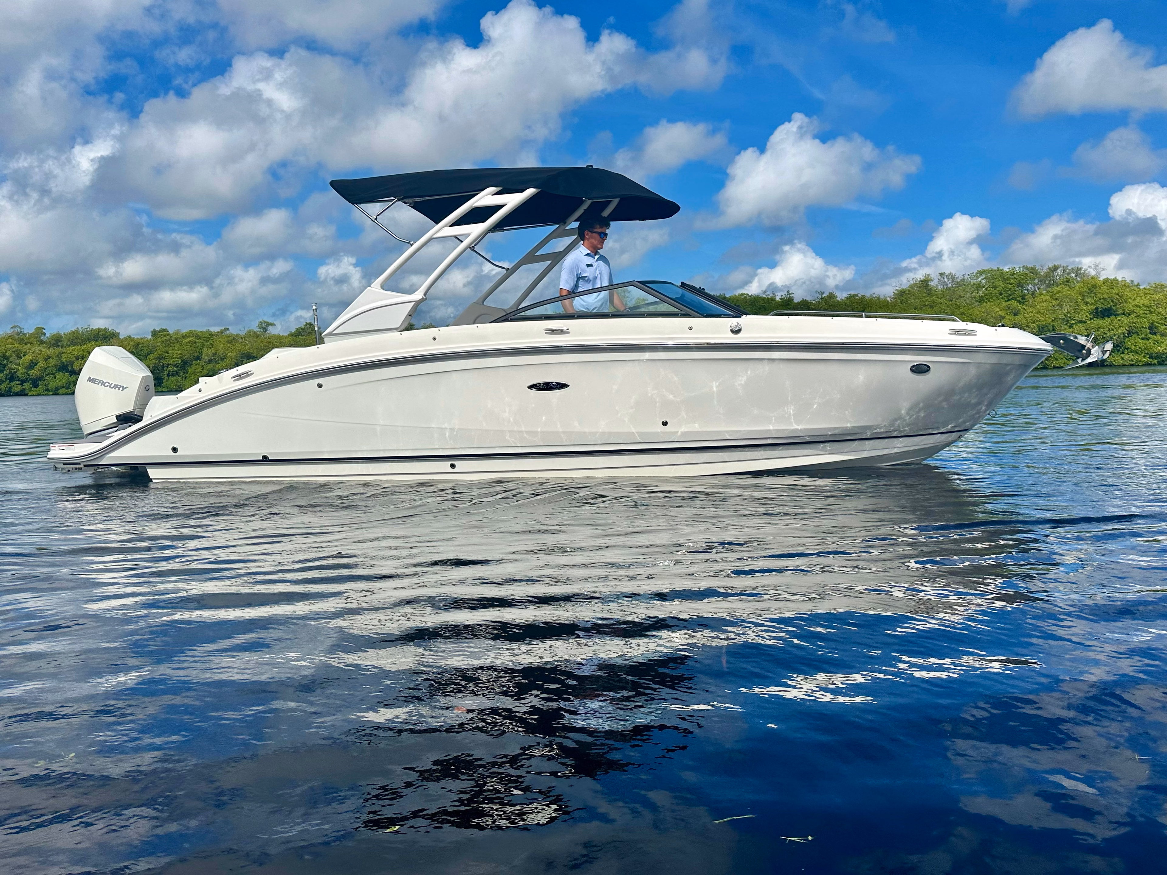 2024 Sea Ray SDX 270 Outboard