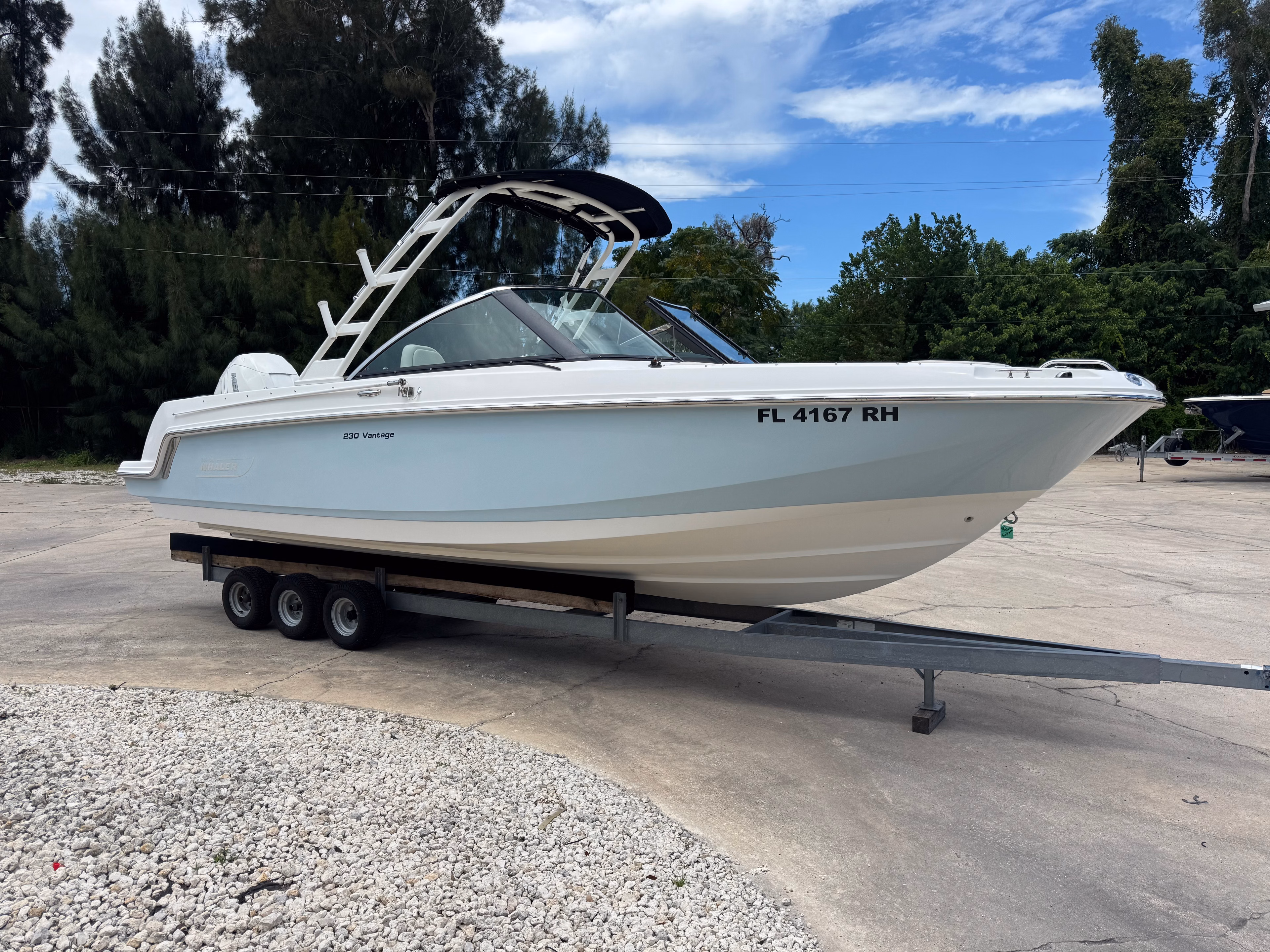 2017 Boston Whaler 230 Vantage