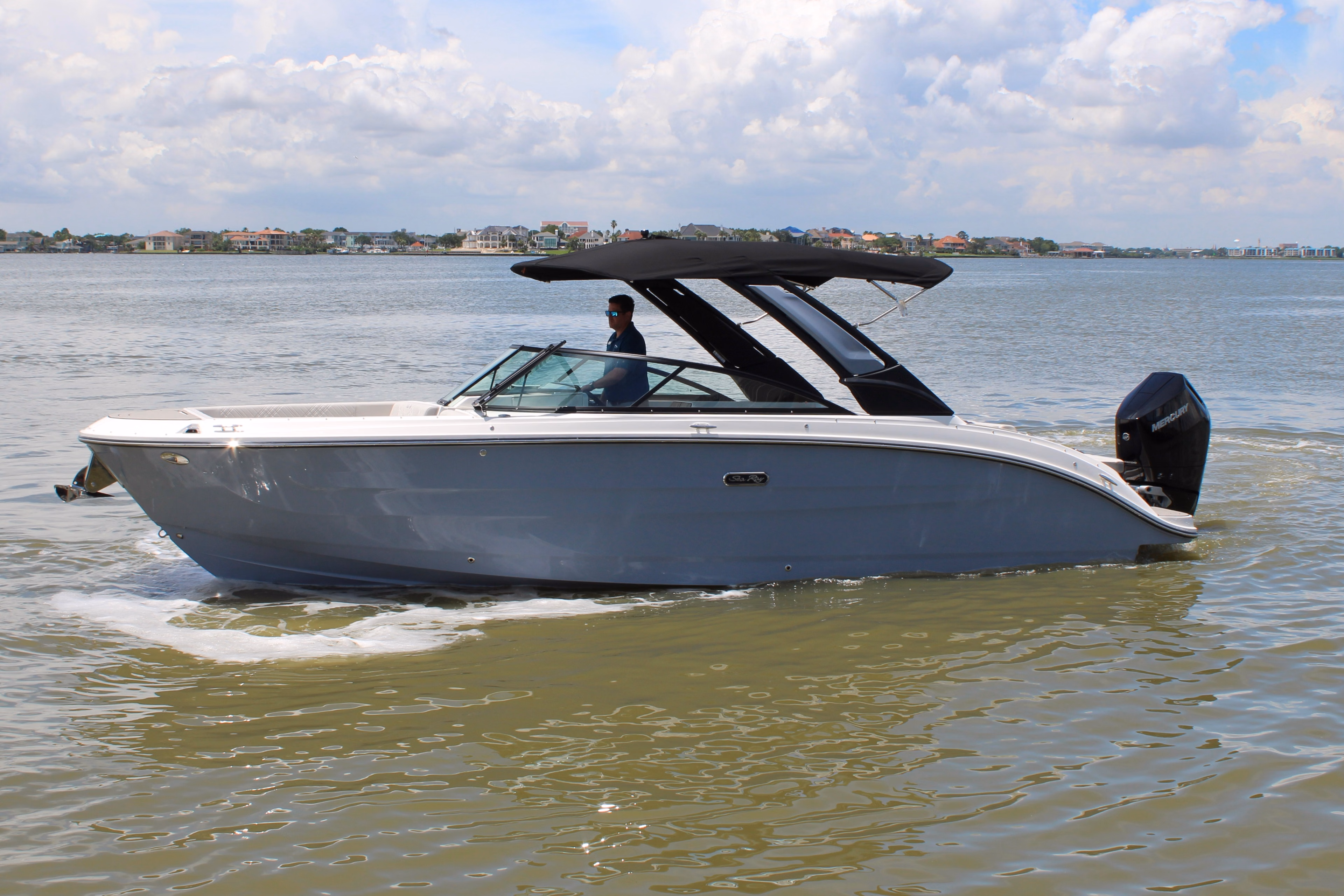 2026 Sea Ray SDX 270 Outboard