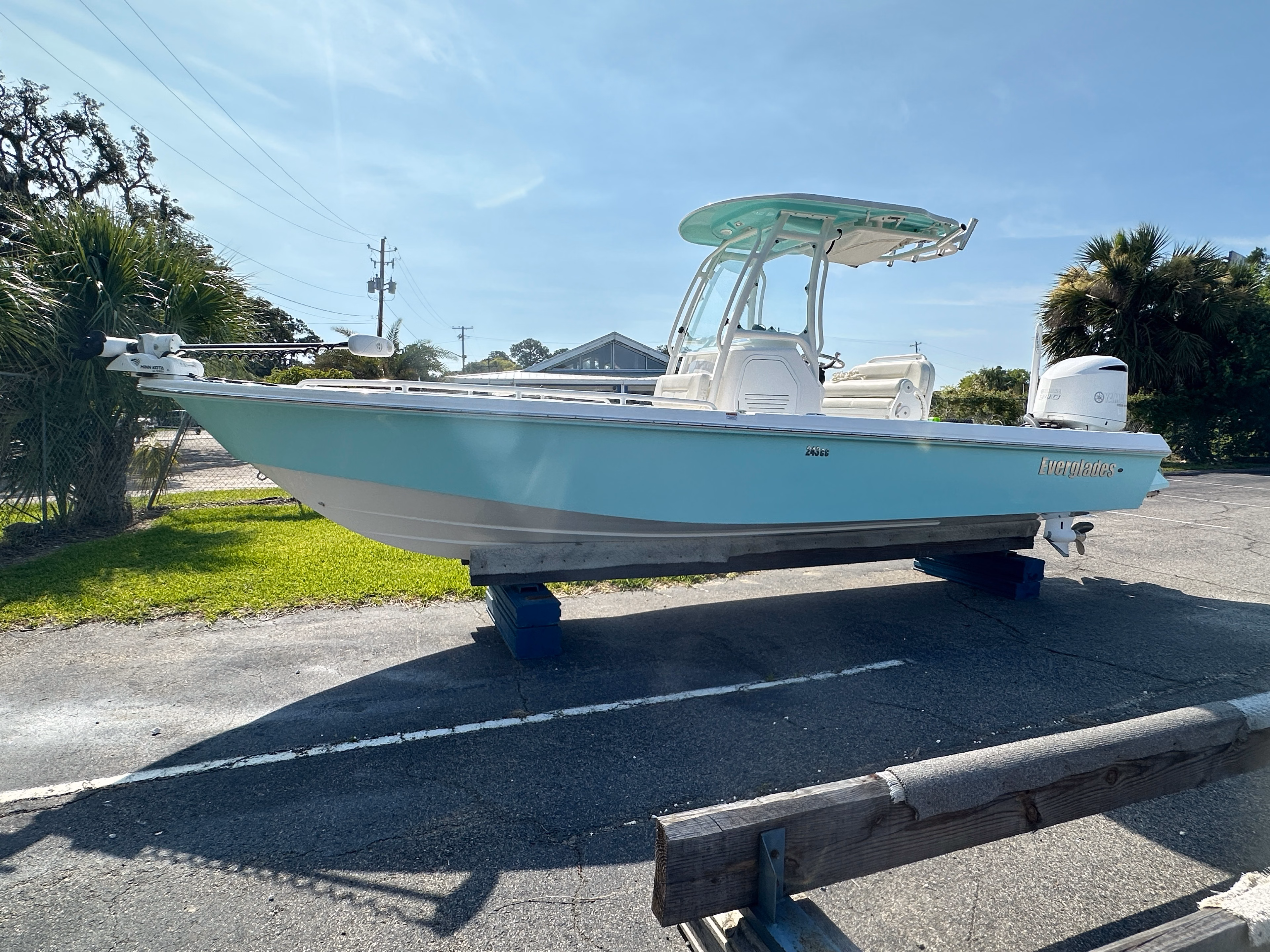 2021 Everglades Boats 243CC