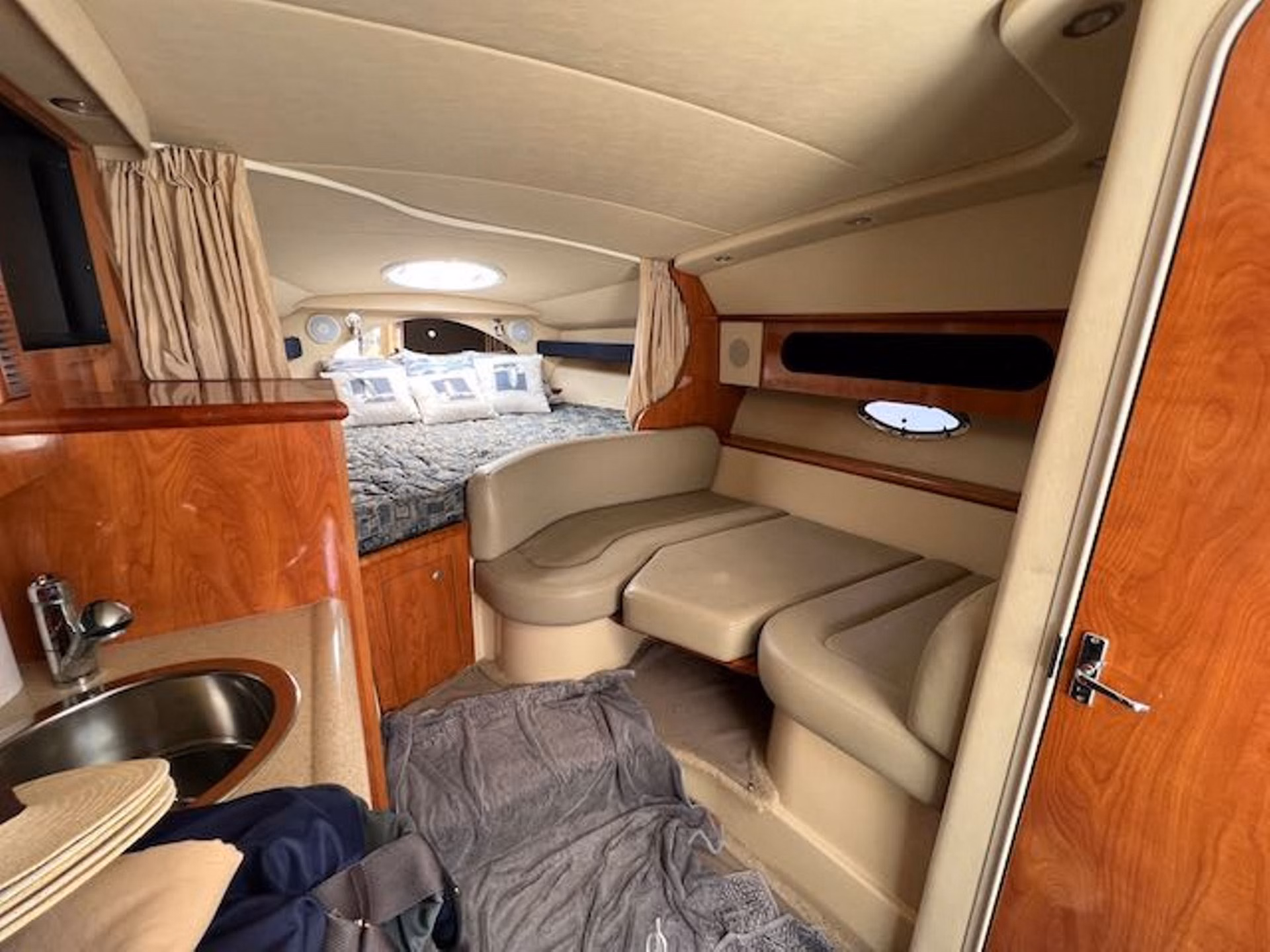 2006 Cruisers Yachts 300 Express 