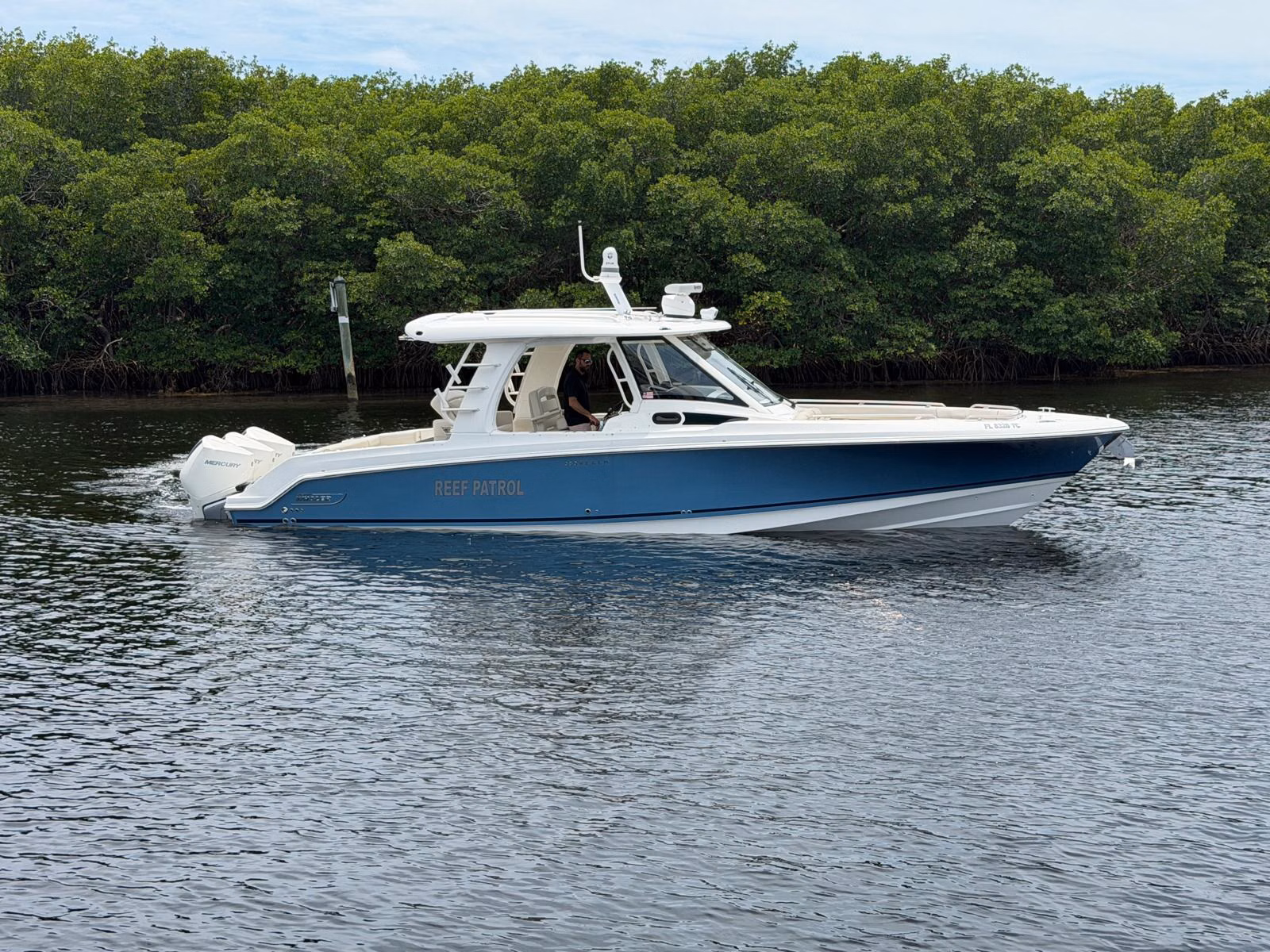 2022 Boston Whaler 350 Realm