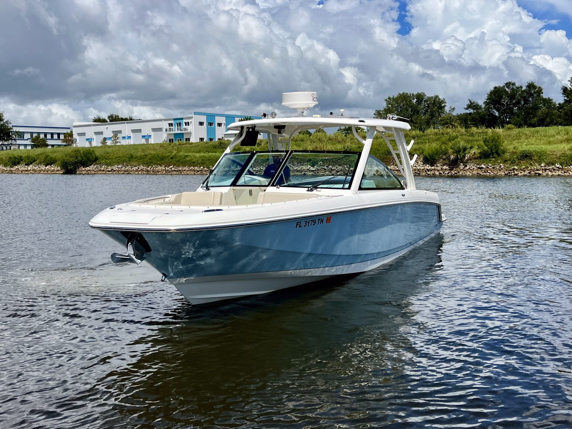 2022 Boston Whaler 320 Vantage 