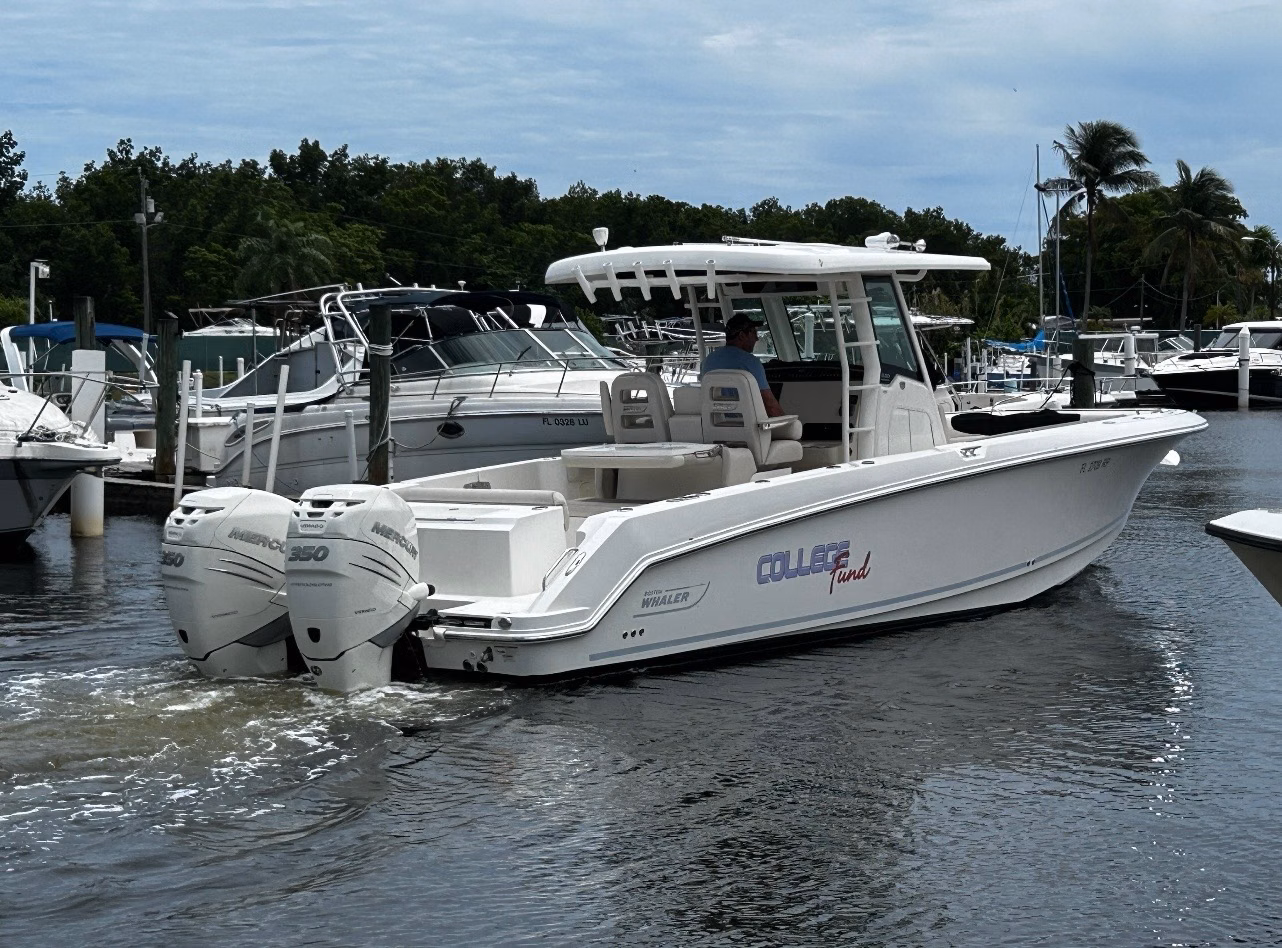 2018 Boston Whaler 330 Outrage