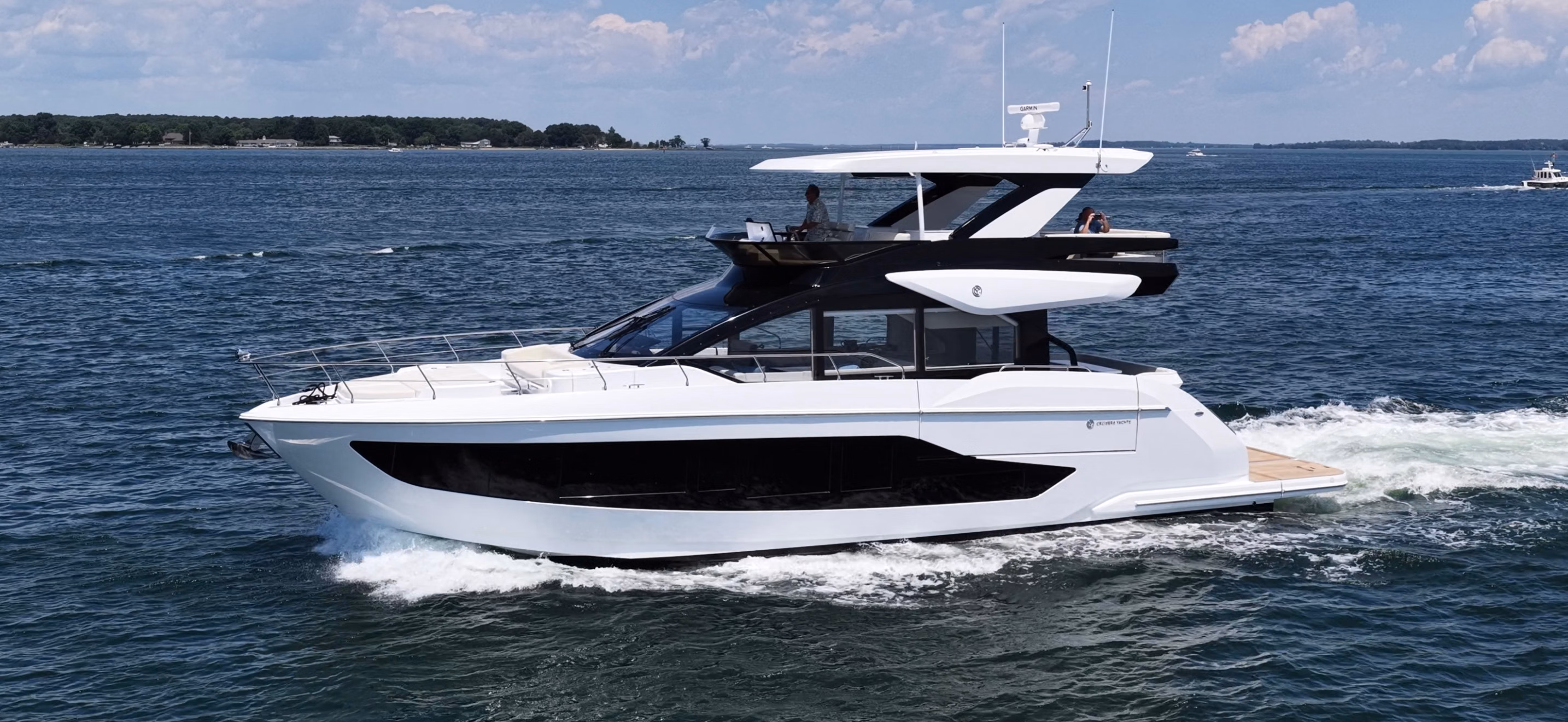 2026 Cruisers Yachts 57 FLY 