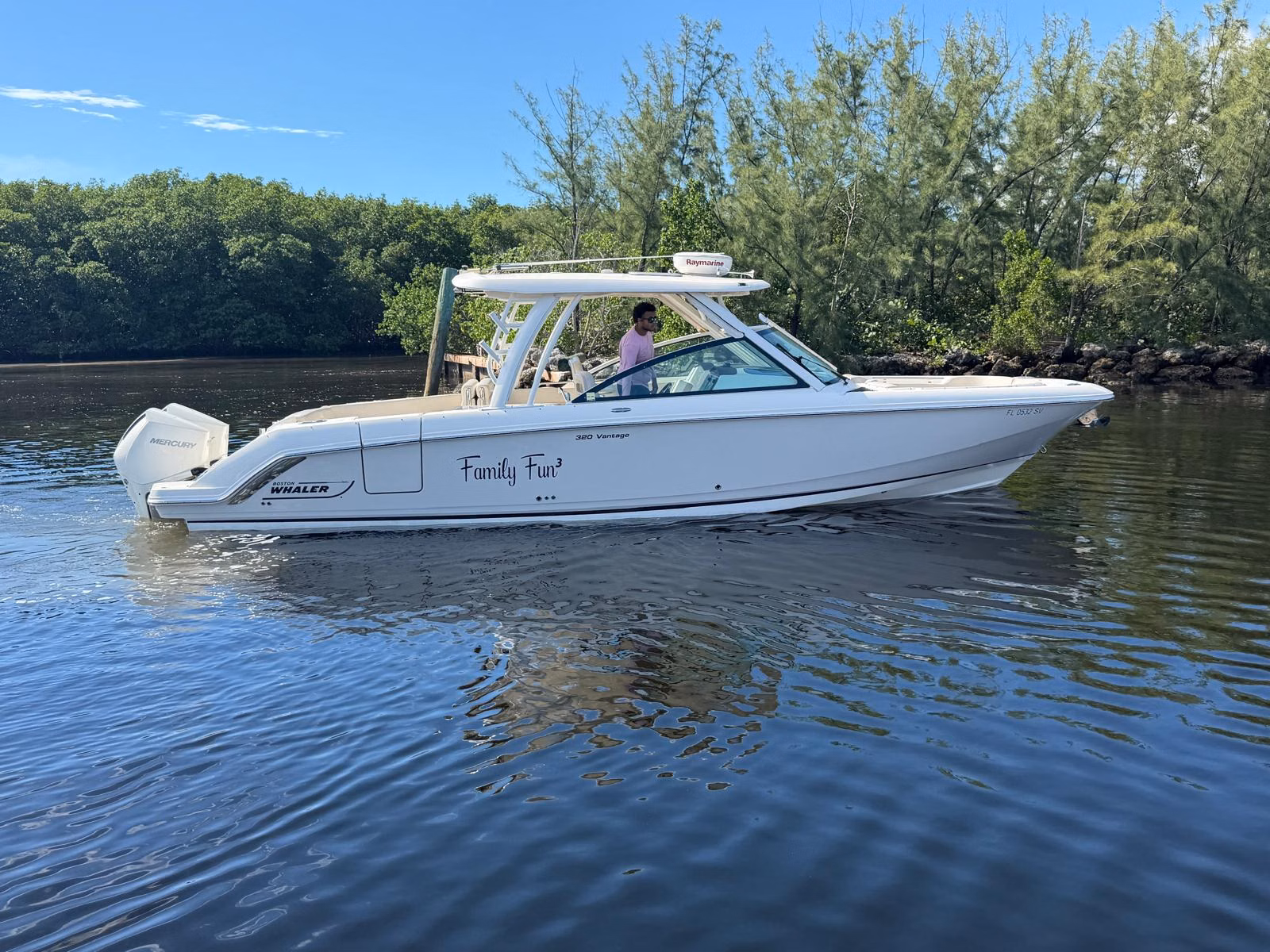 2021 Boston Whaler 320 Vantage 