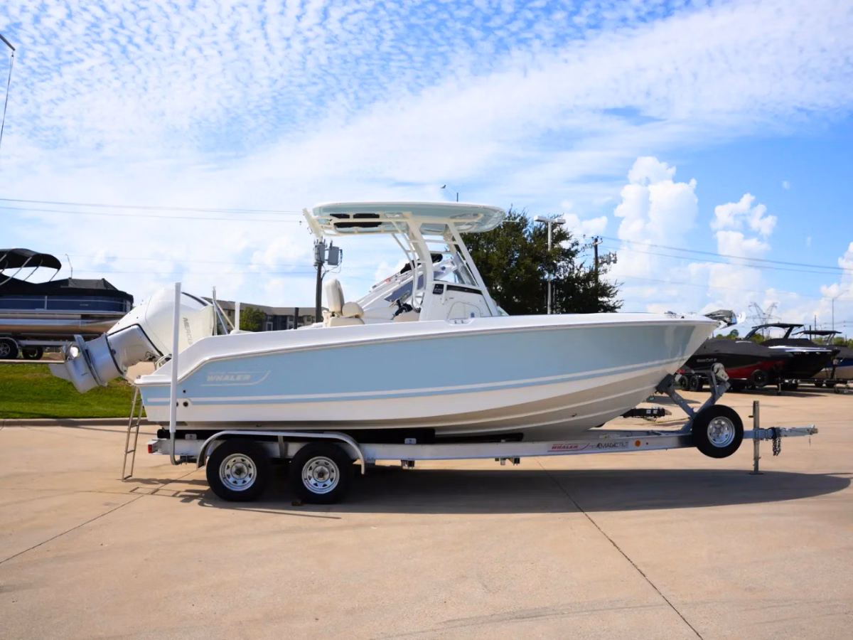 2026 Boston Whaler 230 Outrage