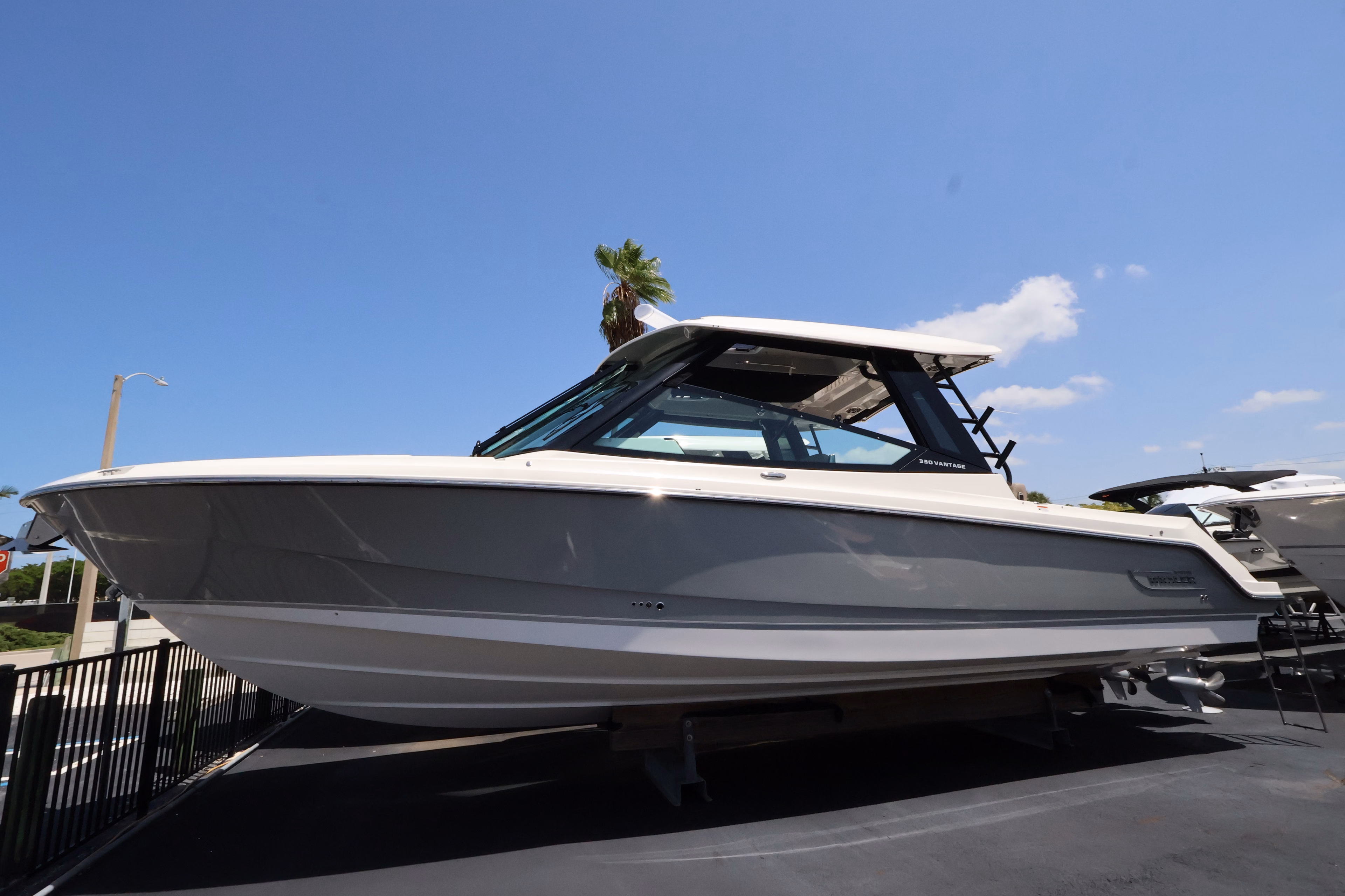 2026 Boston Whaler 330 Vantage 
