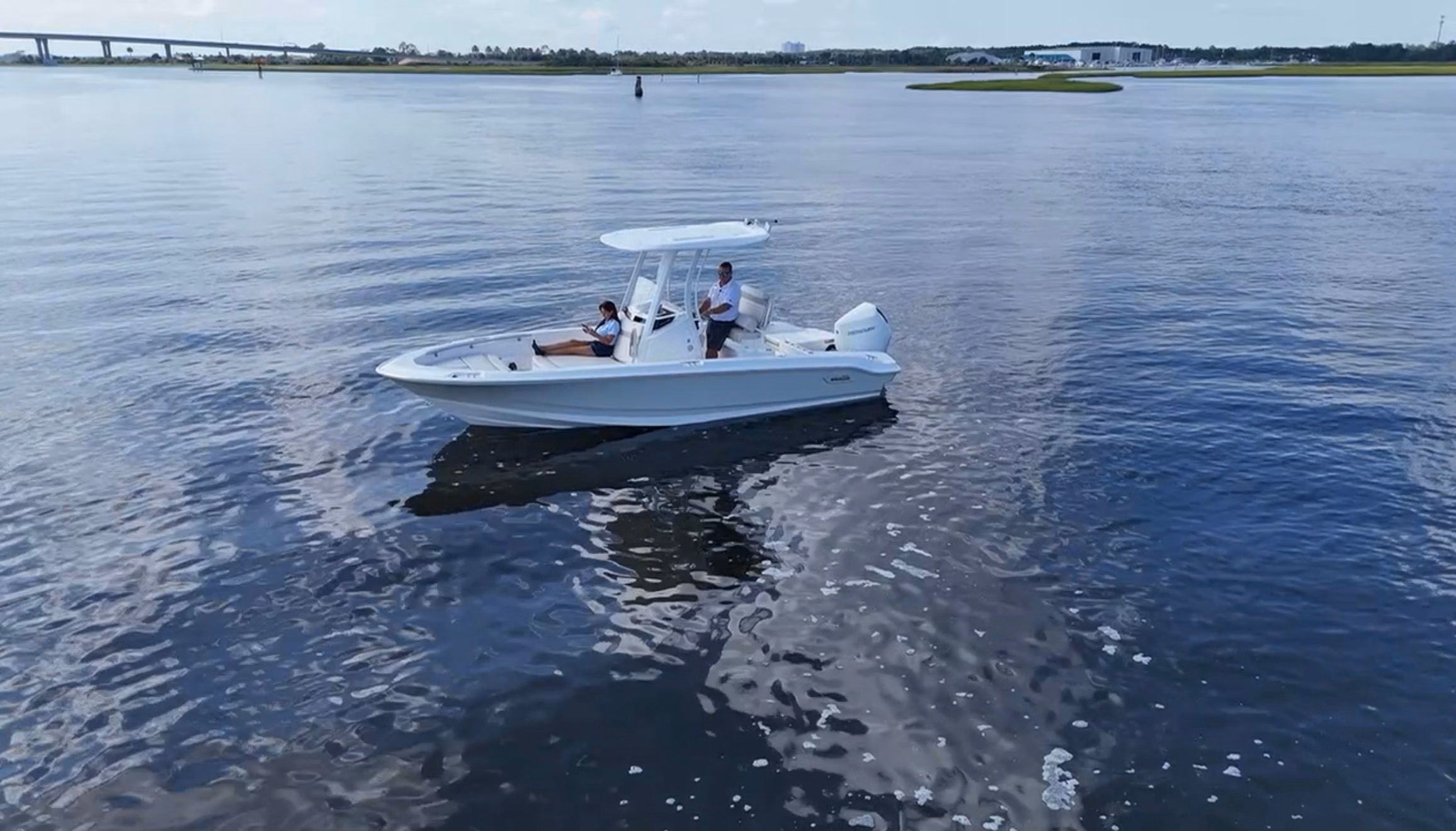 2027 Boston Whaler 220 Dauntless