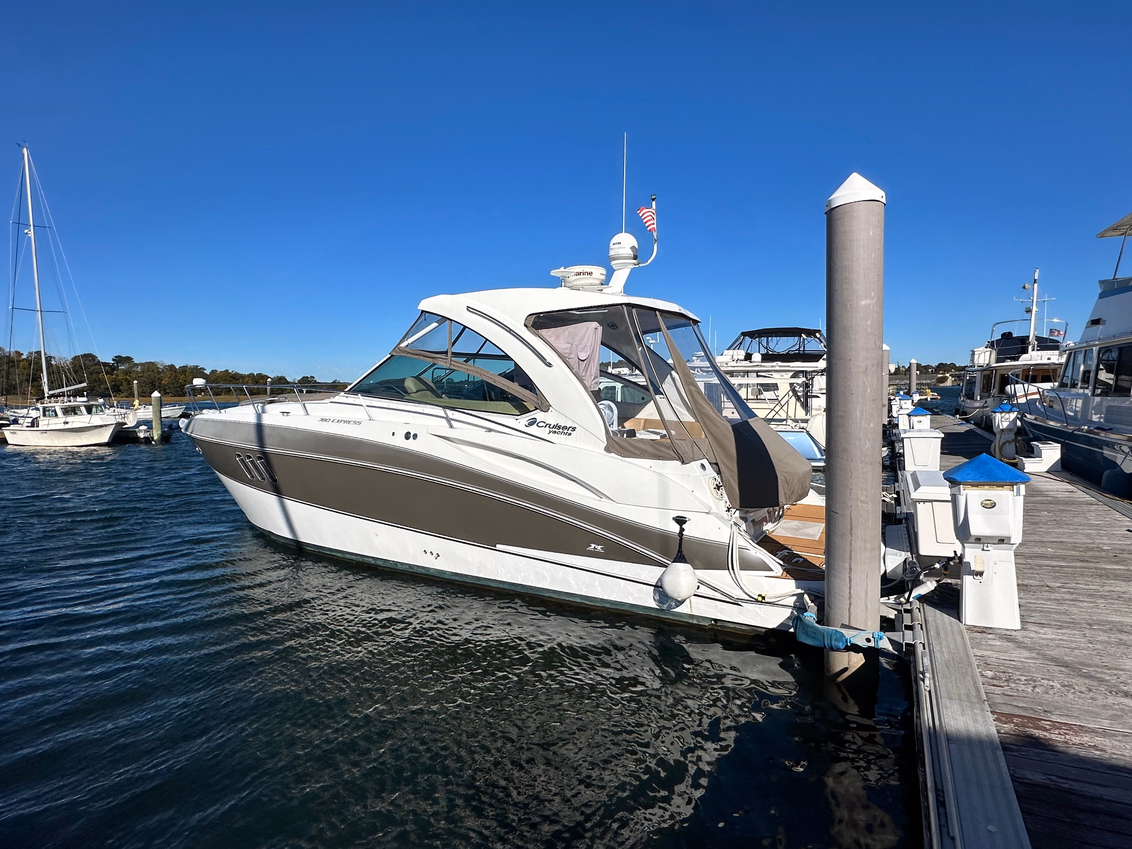 2014 Cruisers Yachts 380 Express