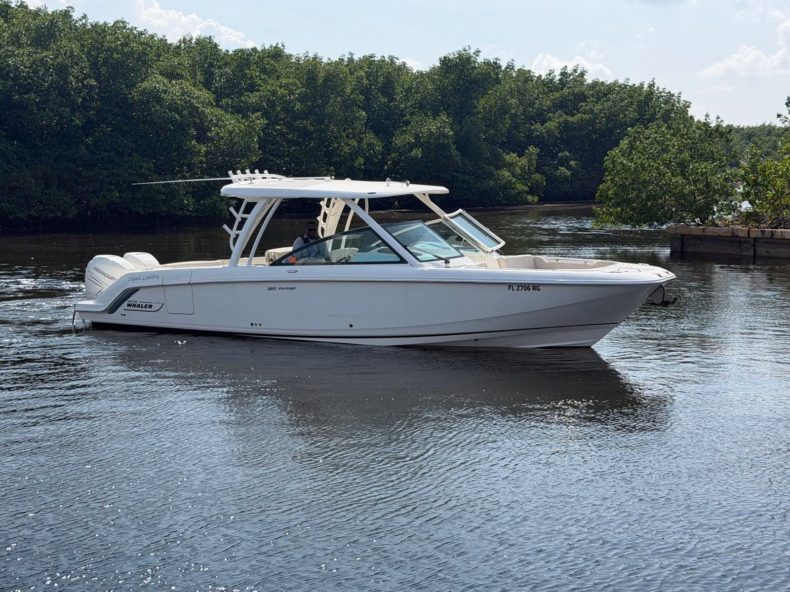 2017 Boston Whaler 320 Vantage 