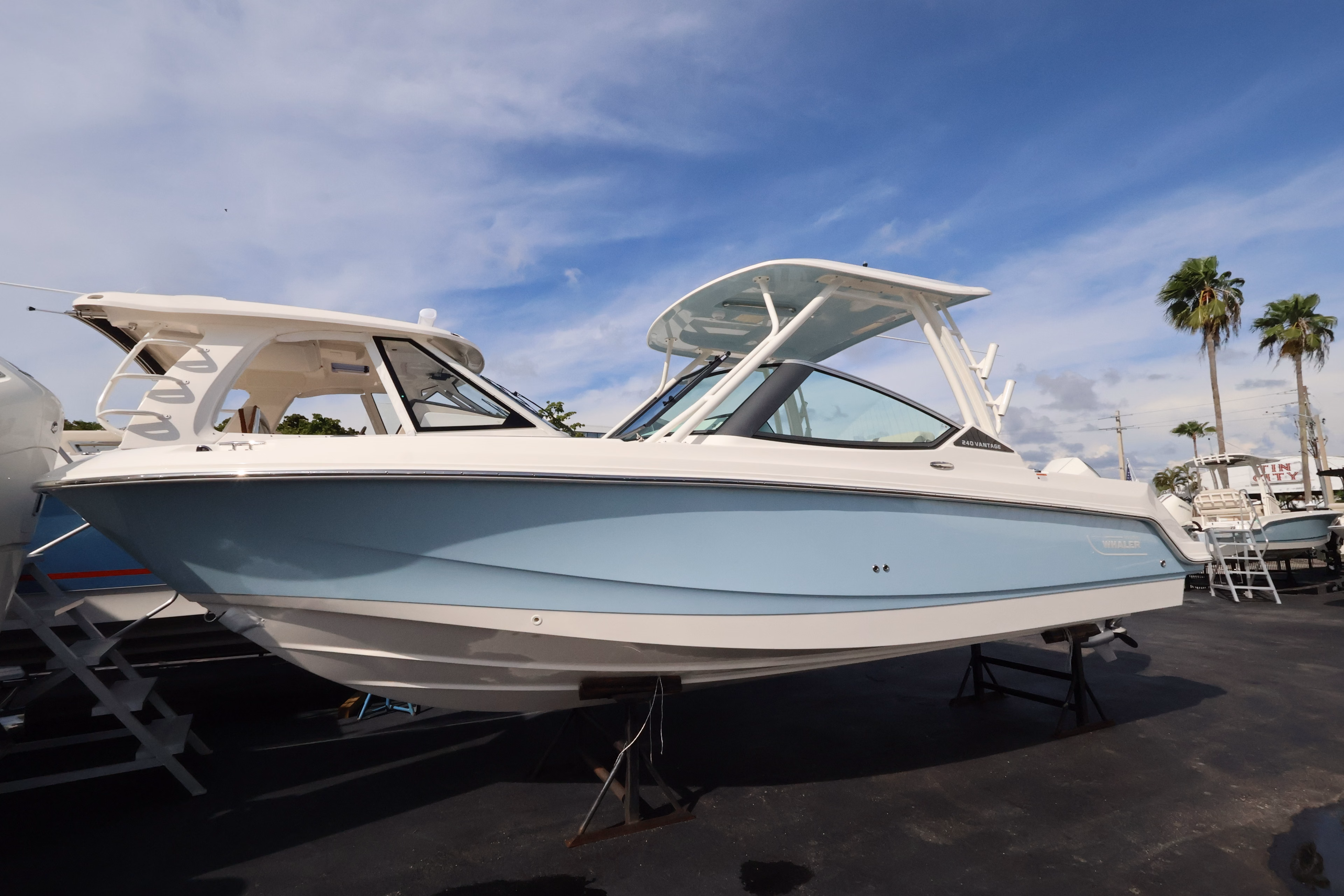 2027 Boston Whaler 240 Vantage 