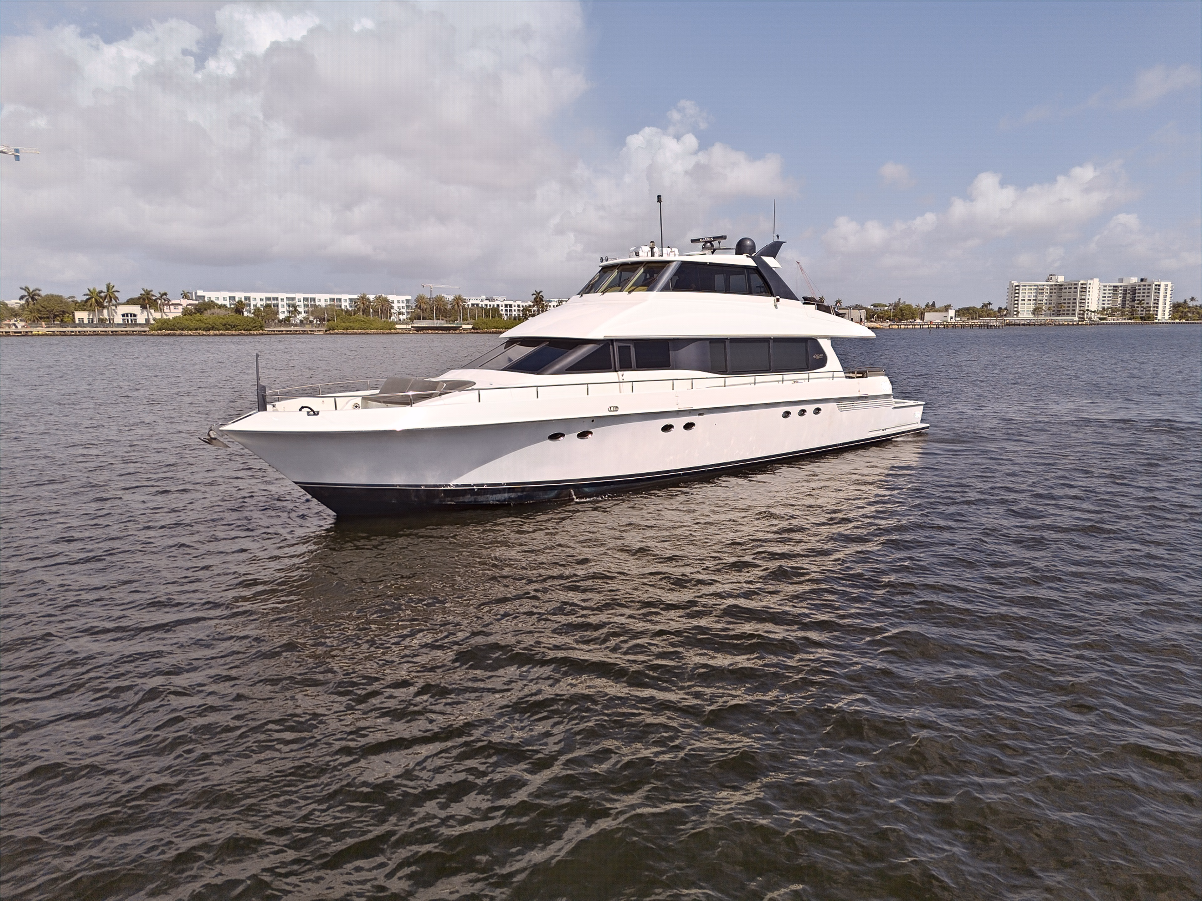 2001 Lazzara 80 Skylounge 