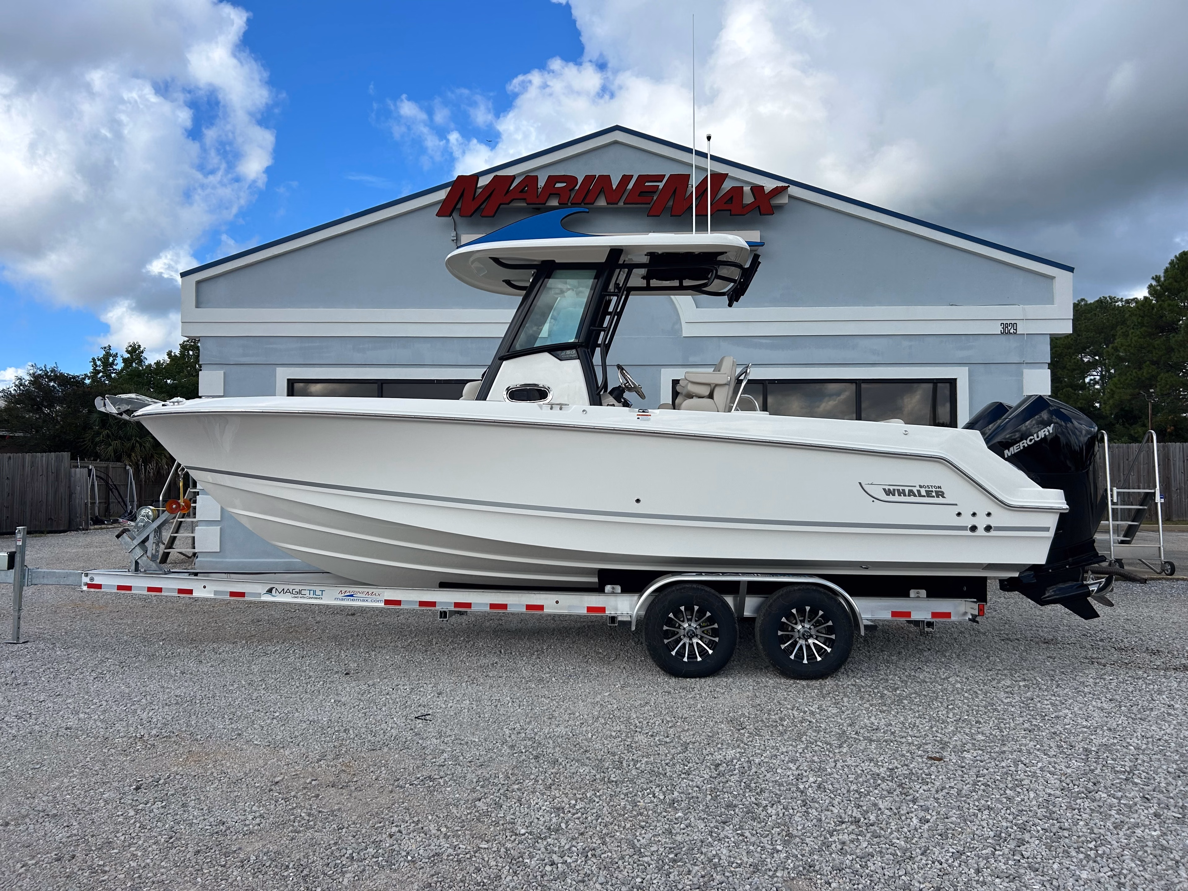 2027 Boston Whaler 250 Outrage
