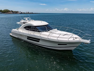 2016 Riviera 5000 Sport Yacht 
