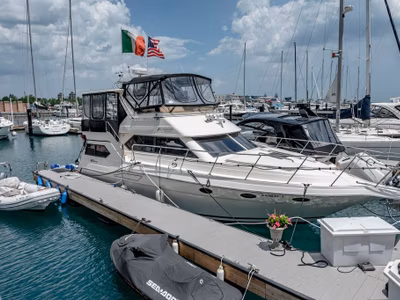 1991 Cruisers Yachts 3850 Aft Cabin 