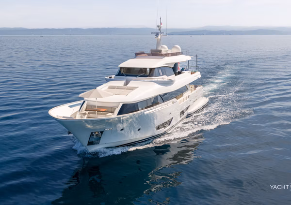 2017 Custom Line Navetta 28
