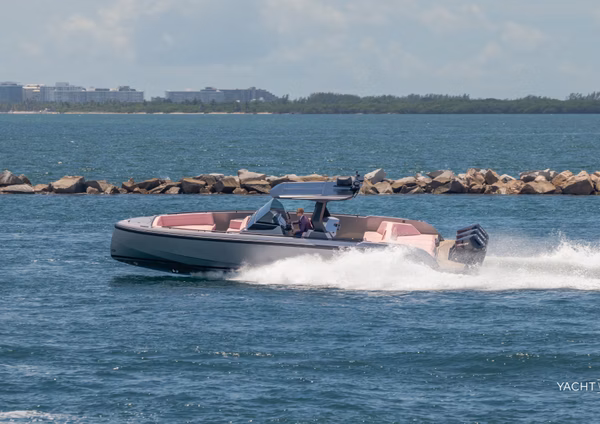 2026 Vanquish Yachts VQ40 Sports Line Outboard
